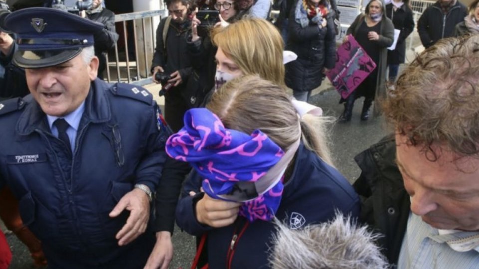 Soud s mladou Britkou obviněnou ze lži